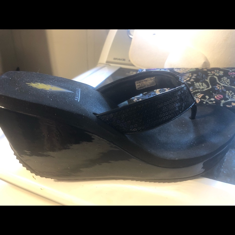 Shoes with patent leather